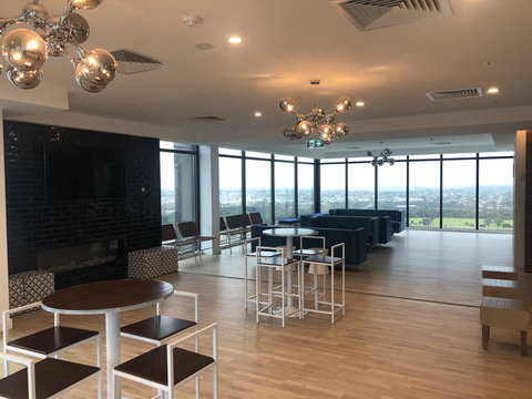 Resort Style Luxury City Apartment + Free Car Parking - Australia Accommodation 24