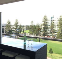 Beachside Luxury getaway in Glenelg - Australia Accommodation