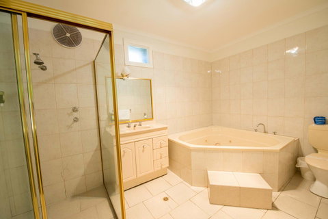 Jacksons Motor Inn - Australia Accommodation 7