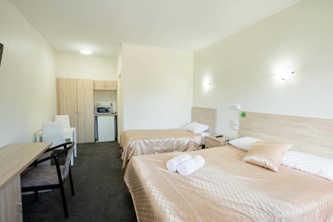 Jacksons Motor Inn - Australia Accommodation 14