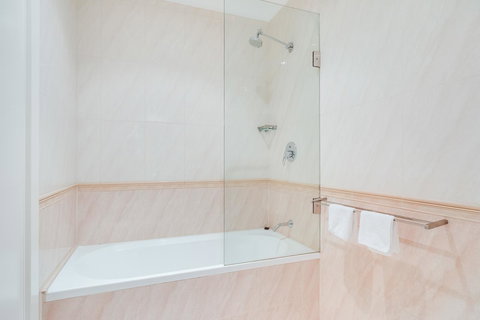 York Apartments On Grenfell - Australia Accommodation 14