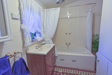 Tanunda Cottages - Australia Accommodation 14