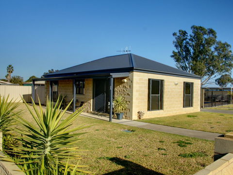 DBJ Holiday Units - Australia Accommodation 0
