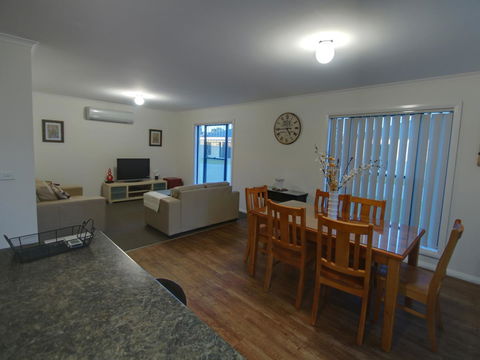 DBJ Holiday Units - Australia Accommodation 3