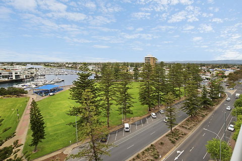 Beachside Luxury & Comfort, Ocean Views In Glenelg - Australia Accommodation 24