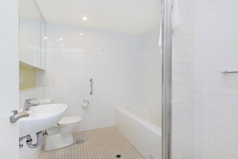 Beachside Luxury & Comfort, Ocean Views In Glenelg - Australia Accommodation 19