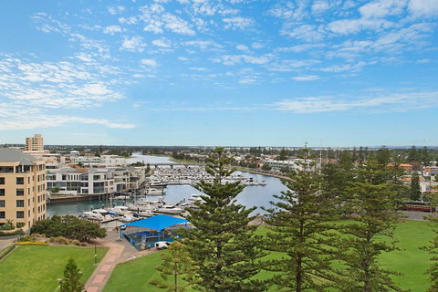 Beachside Luxury & Comfort, Ocean Views In Glenelg - Australia Accommodation 4