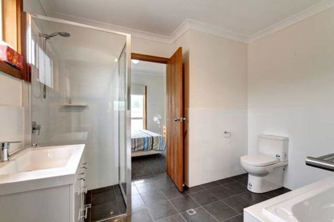 SeaWatch-Sea Views - Australia Accommodation 8