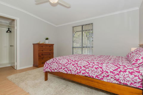 Desert Pea - Australia Accommodation 9