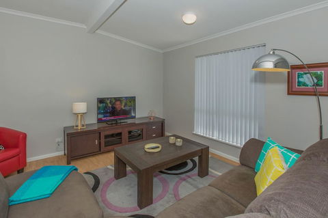 Desert Pea - Australia Accommodation 3