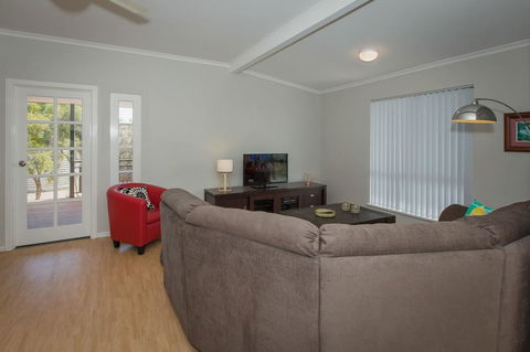 Desert Pea - Australia Accommodation 4