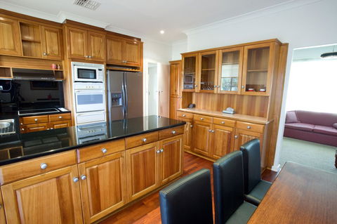 The Commodore - Australia Accommodation 21
