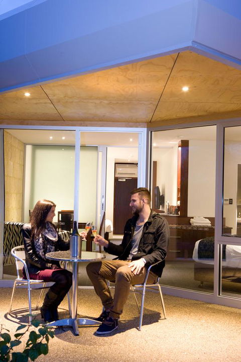 The Commodore - Australia Accommodation 8