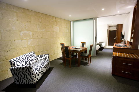 The Commodore - Australia Accommodation 12
