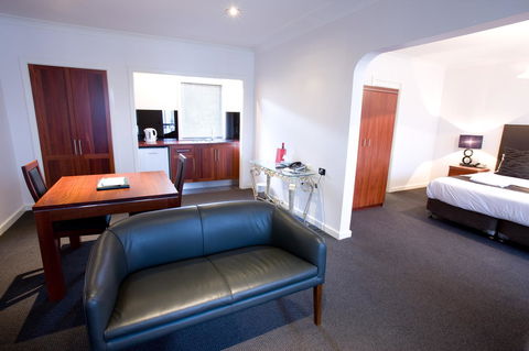 The Commodore - Australia Accommodation 32