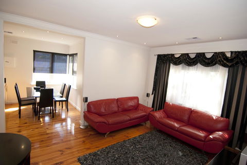 The Commodore - Australia Accommodation 15