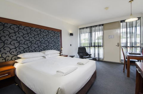 The Commodore - Australia Accommodation 41