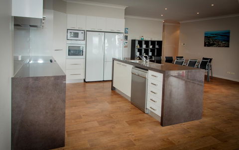Waterfront On Osprey - Australia Accommodation 8