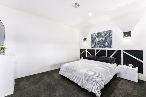 KENNEDY EXECUTIVE TOWNHOUSE - Australia Accommodation 2
