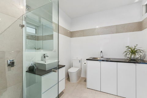 KENNEDY EXECUTIVE TOWNHOUSE - Australia Accommodation 5