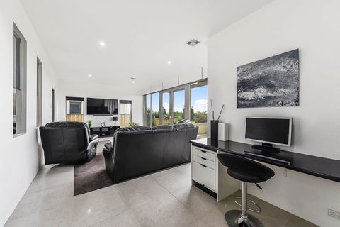 KENNEDY EXECUTIVE TOWNHOUSE - Australia Accommodation 16