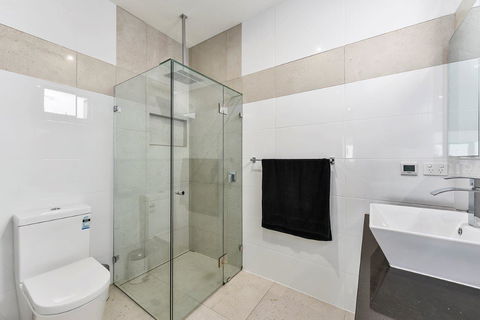 KENNEDY EXECUTIVE TOWNHOUSE - Australia Accommodation 7