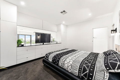 KENNEDY EXECUTIVE TOWNHOUSE - Australia Accommodation 20