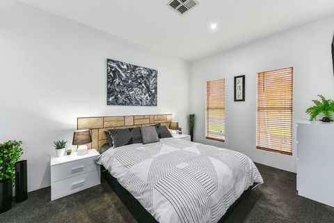 KENNEDY EXECUTIVE TOWNHOUSE - Australia Accommodation 4