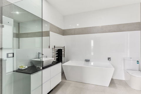 KENNEDY EXECUTIVE TOWNHOUSE - Australia Accommodation 1