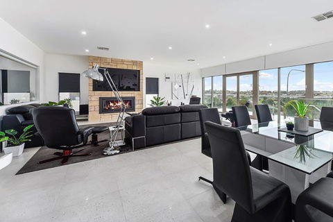 KENNEDY EXECUTIVE TOWNHOUSE - Australia Accommodation 19