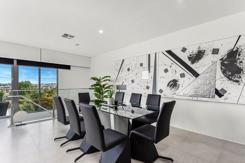 KENNEDY EXECUTIVE TOWNHOUSE - Australia Accommodation 10