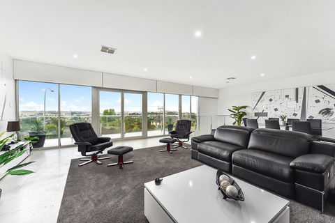 KENNEDY EXECUTIVE TOWNHOUSE - Australia Accommodation 13