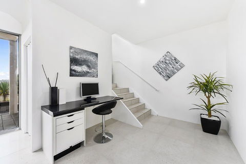 KENNEDY EXECUTIVE TOWNHOUSE - Australia Accommodation 8