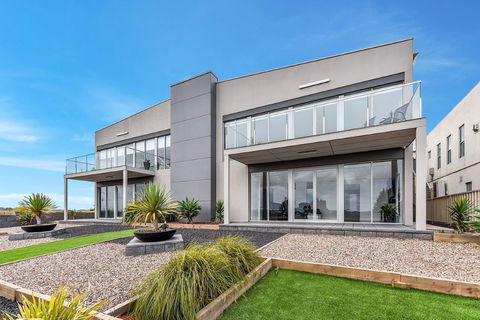 KENNEDY EXECUTIVE TOWNHOUSE - Australia Accommodation 15