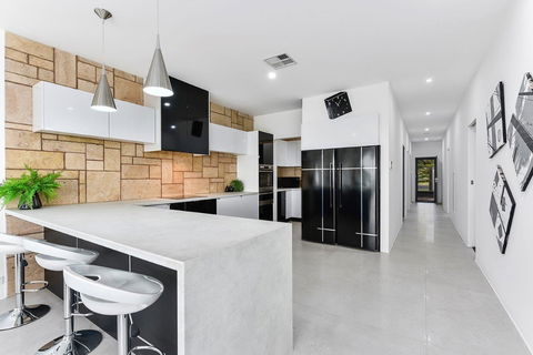 KENNEDY EXECUTIVE TOWNHOUSE - Australia Accommodation 6