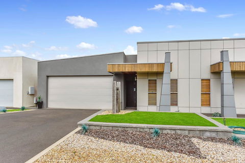 KENNEDY EXECUTIVE TOWNHOUSE - Australia Accommodation 9
