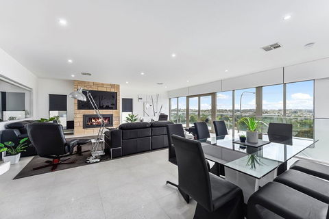 KENNEDY EXECUTIVE TOWNHOUSE - Australia Accommodation 3