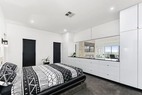KENNEDY EXECUTIVE TOWNHOUSE - Australia Accommodation 11