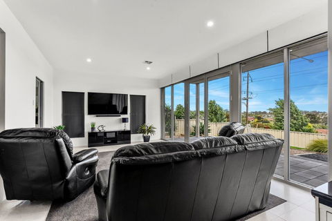 KENNEDY EXECUTIVE TOWNHOUSE - Australia Accommodation 14