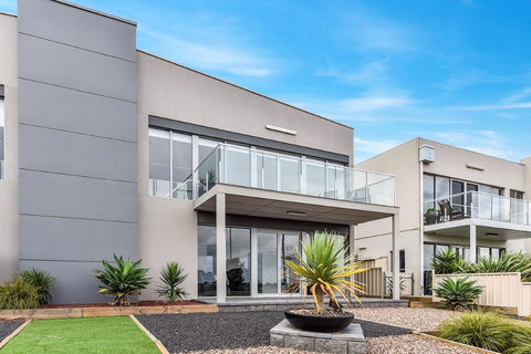 KENNEDY EXECUTIVE TOWNHOUSE - Australia Accommodation 17
