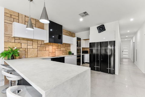 KENNEDY EXECUTIVE TOWNHOUSE - Australia Accommodation 12
