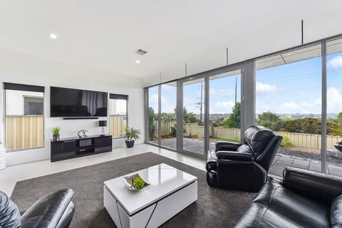 KENNEDY EXECUTIVE TOWNHOUSE - Australia Accommodation 18