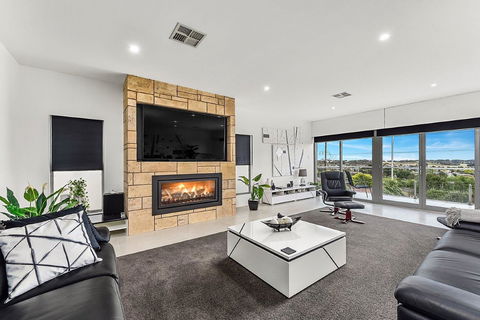 KENNEDY EXECUTIVE TOWNHOUSE - Australia Accommodation 0