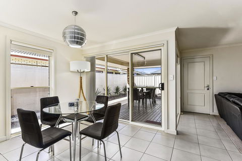 City Fringe Apartment - Australia Accommodation 6