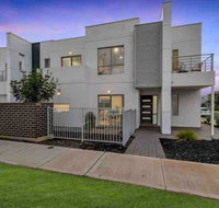 MODERN SPACIOUS 3 BR HOME - NEAR BEACH  AIRPORT - Australia Accommodation