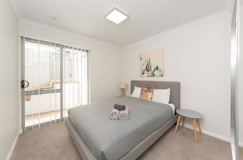 Yaran Suites - Australia Accommodation 24