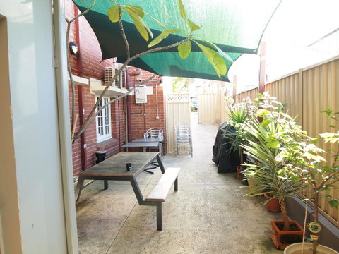 The Emperors Crown Hostel - Australia Accommodation 17