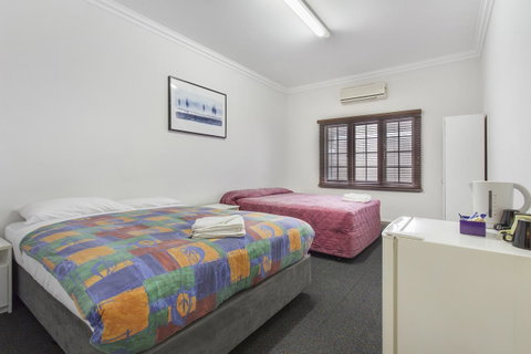 The Emperors Crown Hostel - Australia Accommodation 16