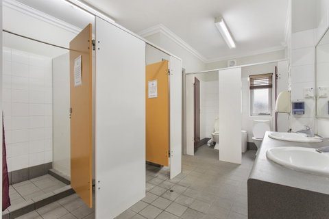 The Emperors Crown Hostel - Australia Accommodation 25