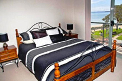 Boardwalk By The Beach - Australia Accommodation 9
